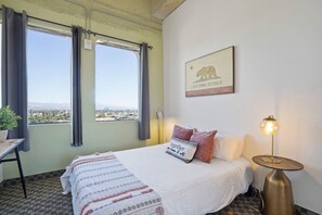 1 sovrum, skrivbord, strykjärn/strykbräda och resesäng