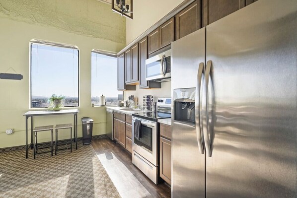 Réfrigérateur, micro-ondes, four, plaque de cuisson