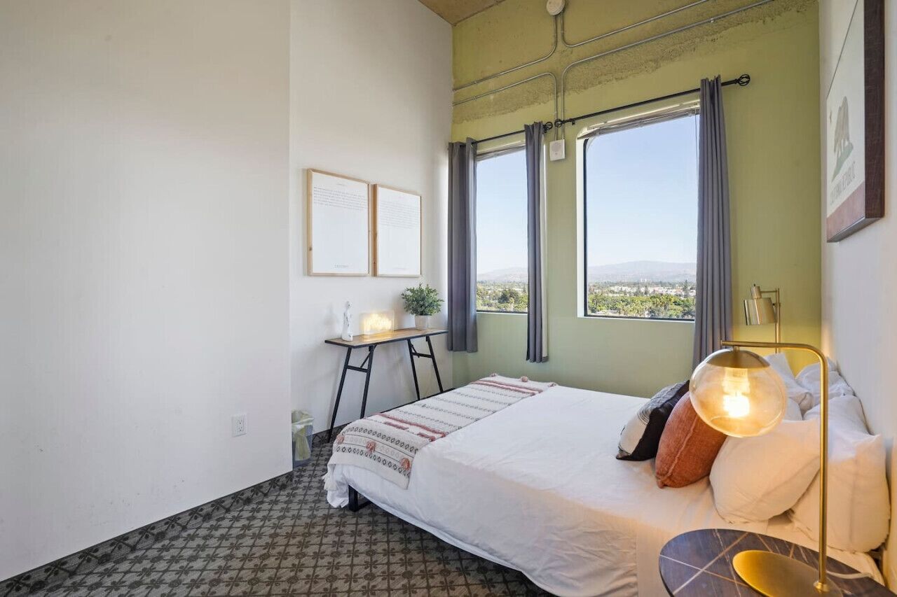 1 slaapkamer, een bureau, een strijkplank/strijkijzer, reisbedje