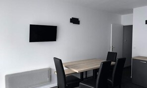 Dining - Apartment Near Slopes in Pyrenees (Eaux-Bonnes)