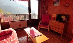 Living area - Holiday Home in Nant Robert Near Cable Car (Le Grand-Bornand)