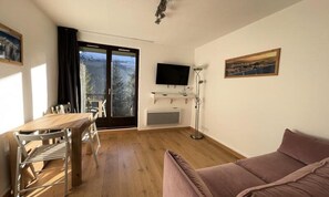 Living area - Renovated and Comfortable Studio Close to the Slopes and Shops Balcony (Araches-la-Frasse)