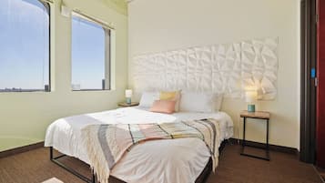 3 sovrum, skrivbord, strykjärn/strykbräda och resesäng