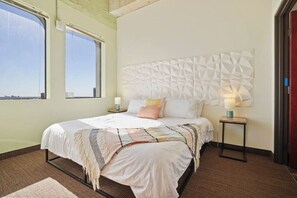 3 habitaciones, escritorio y tabla de planchar con plancha 