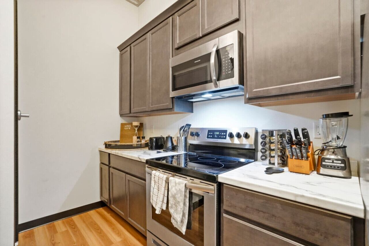 Kylskåp, mikrovågsugn, ugn och spishäll