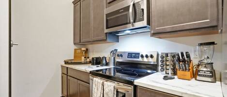 Refrigerador, microondas, horno y parrilla de estufa