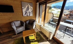 Living area - Fully Renovated Apartment, at the Foot of the Slopes (Les Gets)