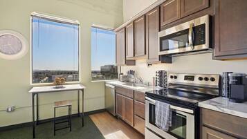 Frigorifero, microonde, forno, piano cottura