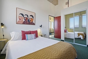 1 camera, una scrivania, ferro/asse da stiro, culla da viaggio