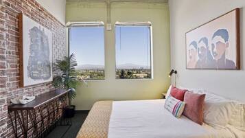 1 camera, una scrivania, ferro/asse da stiro, culla da viaggio