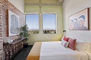 1 camera, una scrivania, ferro/asse da stiro, culla da viaggio