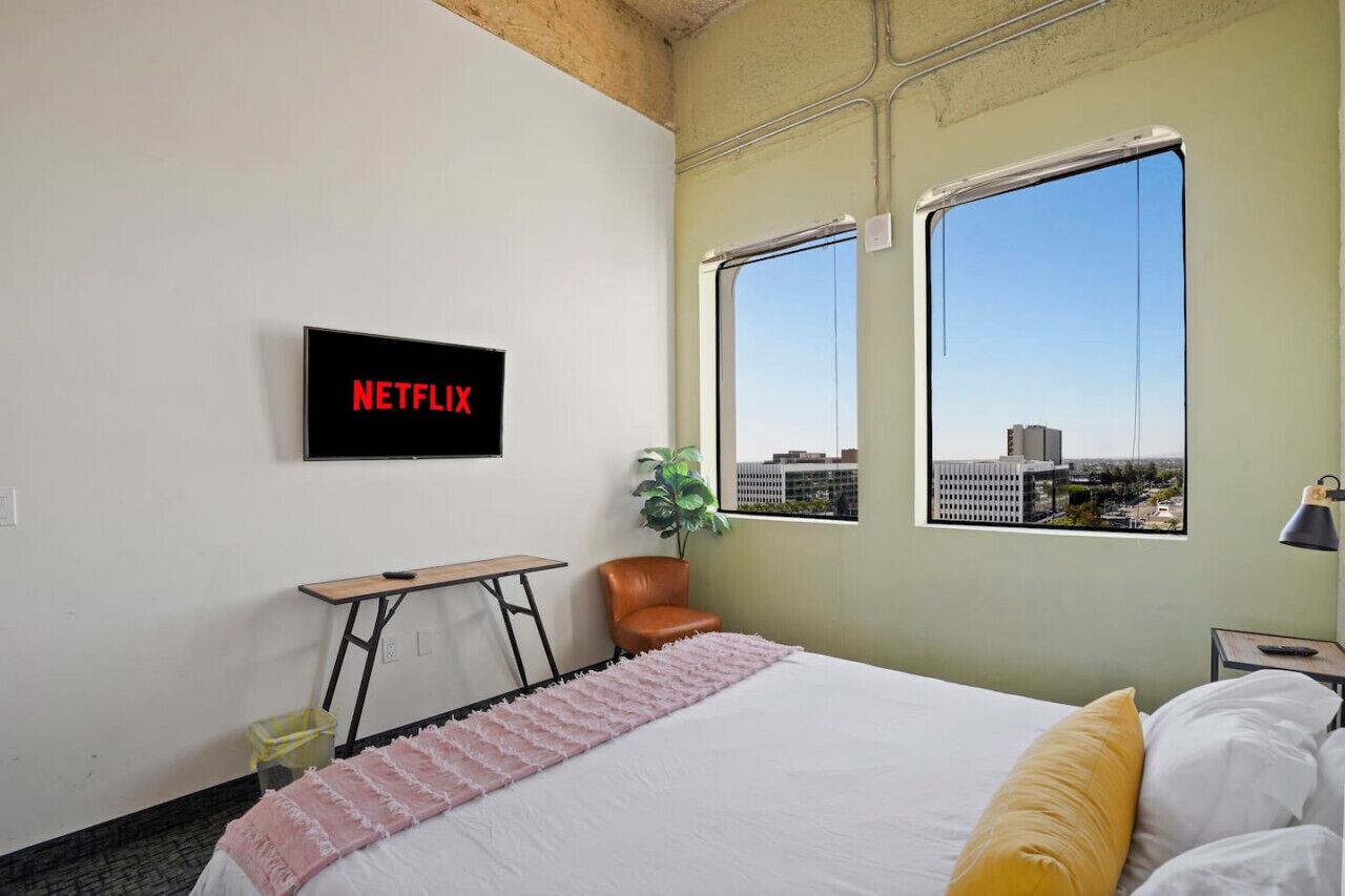 1 habitación, escritorio, tabla de planchar con plancha y cuna de viaje 