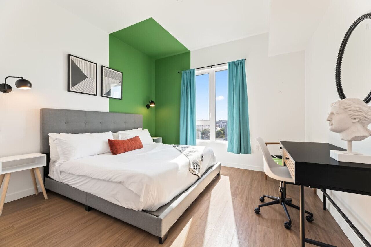 1 slaapkamer, een bureau, een strijkplank/strijkijzer, reisbedje