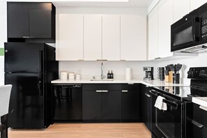 冷蔵庫、電子レンジ、オーブン、コンロ