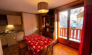 Dining - Studio Cabin for 4 People, 2-star, East-facing (Valloire)
