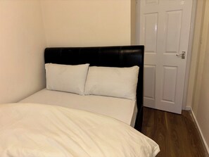 2 bedrooms, WiFi, bed sheets - Larches lane Retreat - sleeps 5 - Wolverhampton (Wolverhampton)