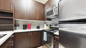 冷蔵庫、電子レンジ、オーブン、コンロ