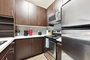 冷蔵庫、電子レンジ、オーブン、コンロ