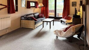 Living area - Apartment in Vars With Ski Slope Views (Les Orres)