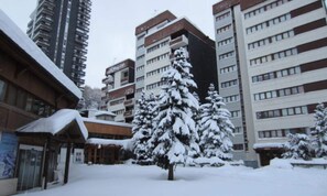 Exterior - Apartment South-facing Balcony (Les Belleville)