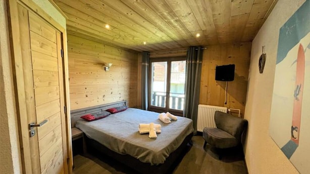 Room - Beautiful Renovated Apartment, Spacious, Bright, Balcony Facing South West (Les Gets)