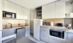 Refrigerador, microondas, horno y cafetera y tetera