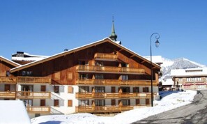 Exterior - Apartment in NDB With Pool & Ski Access (Notre-Dame-de-Bellecombe)