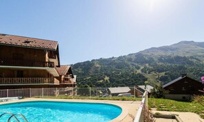 Outdoor pool - Apartment in Les Verneys Near Ski Lift (Valloire)