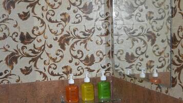 Standard-Doppelzimmer, Stadtblick | Badezimmer | Dusche, Handtücher, Seife, Shampoo