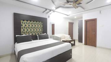 Standard-Doppelzimmer, Stadtblick | Schreibtisch, laptopgeeigneter Arbeitsplatz, kostenloses WLAN