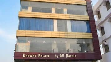 Vista frontal de la propiedad