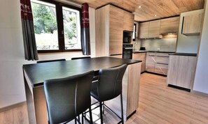 Microwave, oven, dishwasher, coffee/tea maker - Apartment in Chinaillon With Ski Access (Le Grand-Bornand)