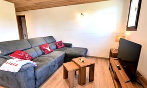 Living area - Apartment in Chinaillon With Ski Access (Le Grand-Bornand)