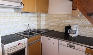 Kühlschrank, Ofen, Geschirrspüler, Wasserkocher mit Kaffee-/Teezubehör