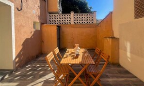 Outdoor dining - Apartment in Saint-mandrier by the Port (Saint-Mandrier-sur-Mer)