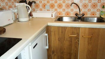 Fridge, microwave, oven, coffee/tea maker