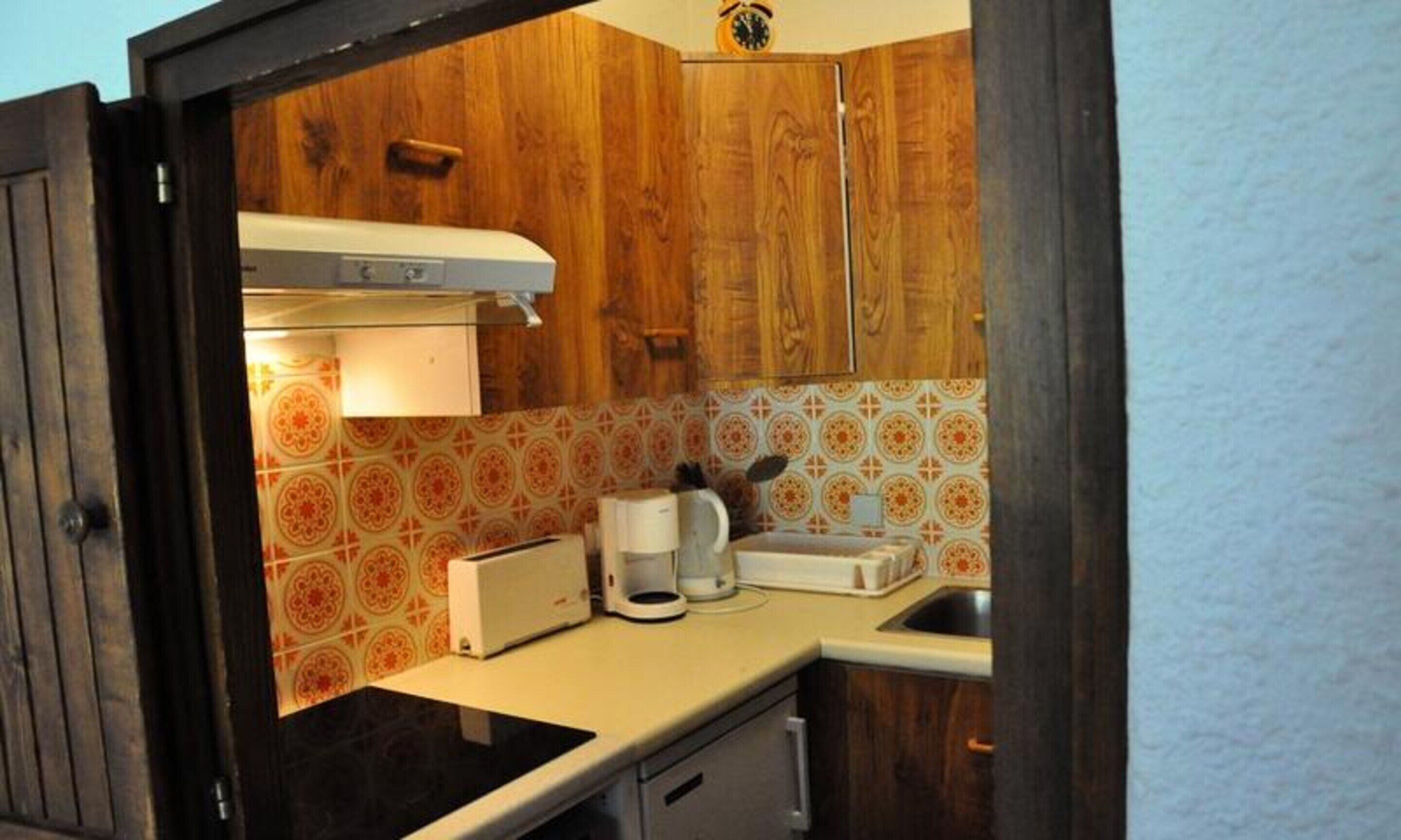 Fridge, microwave, oven, coffee/tea maker