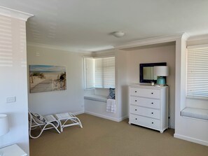 تلفزيون ذكي، مدفأة، مشغل دي في دي، كُتُب