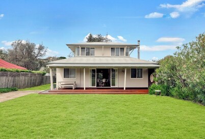 Beachwood Cottage, 50 meters from the beach, cosy coastal escape