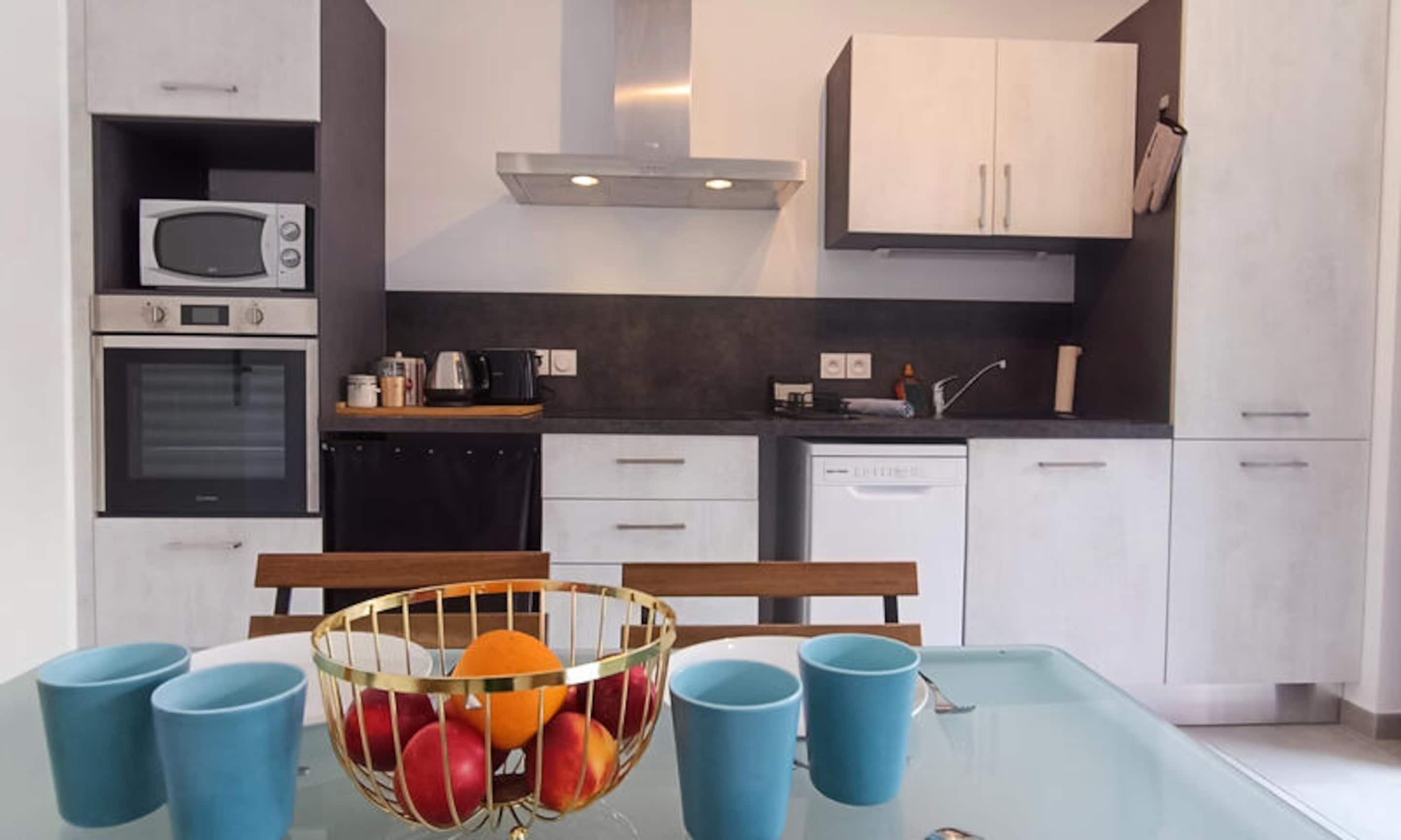 Lemari es, microwave, oven, dan ketel listrik