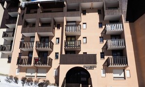 Exterior - Sunny Apartment. West-facing (Les Belleville)
