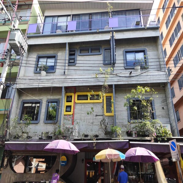 House | Exterior - Twin Comfort Stay Chic & Spacious Setup (Bangkok)