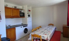 Fridge, microwave, oven, dishwasher - 3 Rooms for 8 People (Modane)