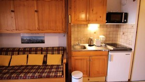Coffee/tea maker, microwave, dishwasher, electric kettle - Apartment Near Carrets Chairlifts (Hauteluce)