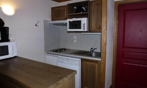 Mikrowelle, Geschirrspüler, Wasserkocher mit Kaffee-/Teezubehör