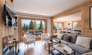 Fireplace - Brown Bear Apartment 6 (Les Allues)