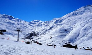 Snow and ski sports - Spacious Apartment Close to the Slopes Balcony (Les Belleville)