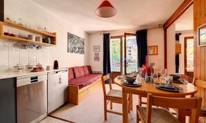 Interior - Bright Apartment Close to the Slopes Balcony (Les Belleville)