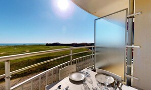 Outdoor dining - The Marine Reflection (Saint-Jean-de-Monts)