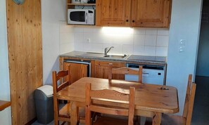Dining - Apartment Sleeps 6, 300m From the ski Slopes, Mountain View (Saint-Jean-d'Arves)